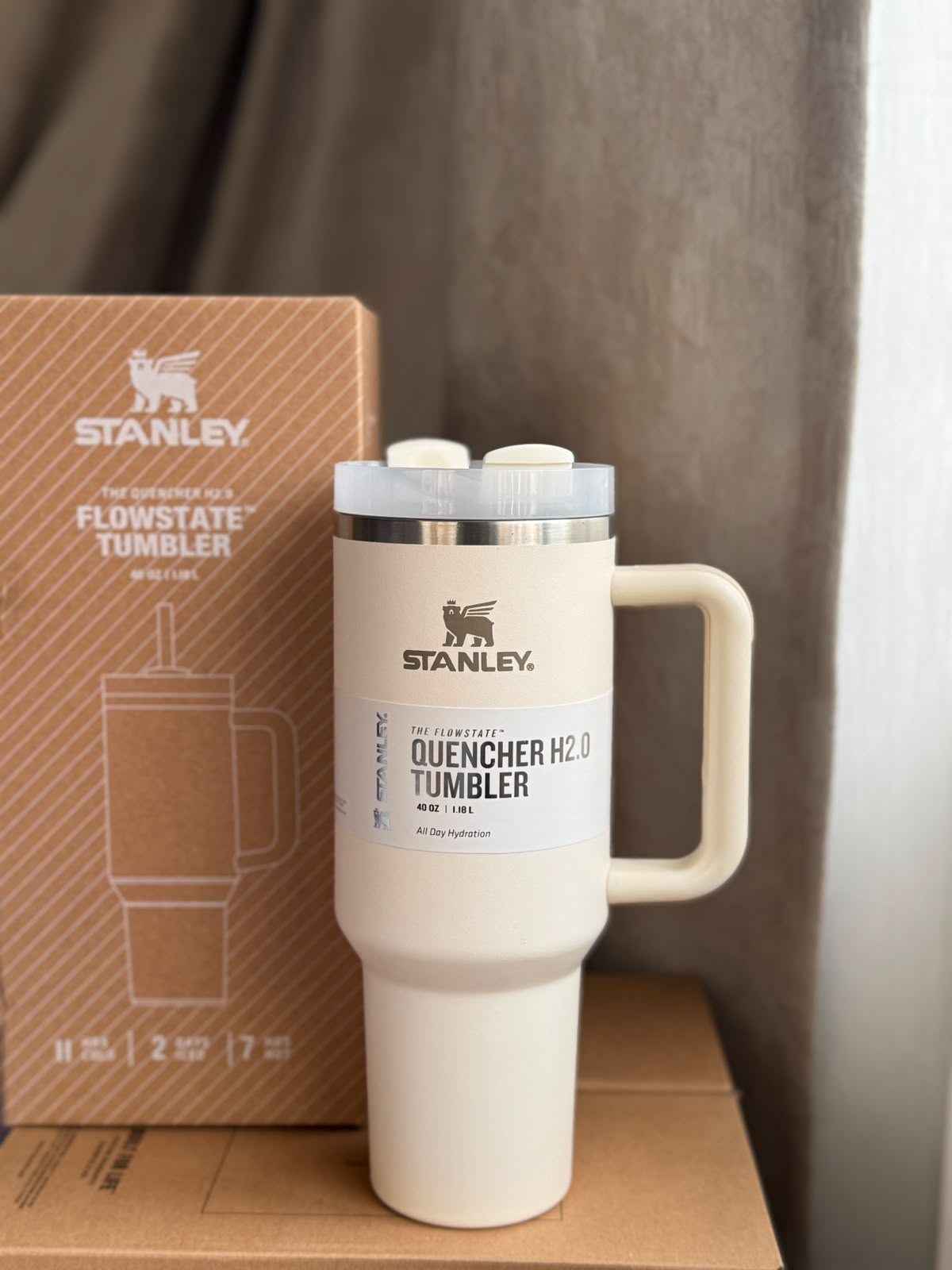 The Stanley Quencher H2.0 FlowState Tumbler white
