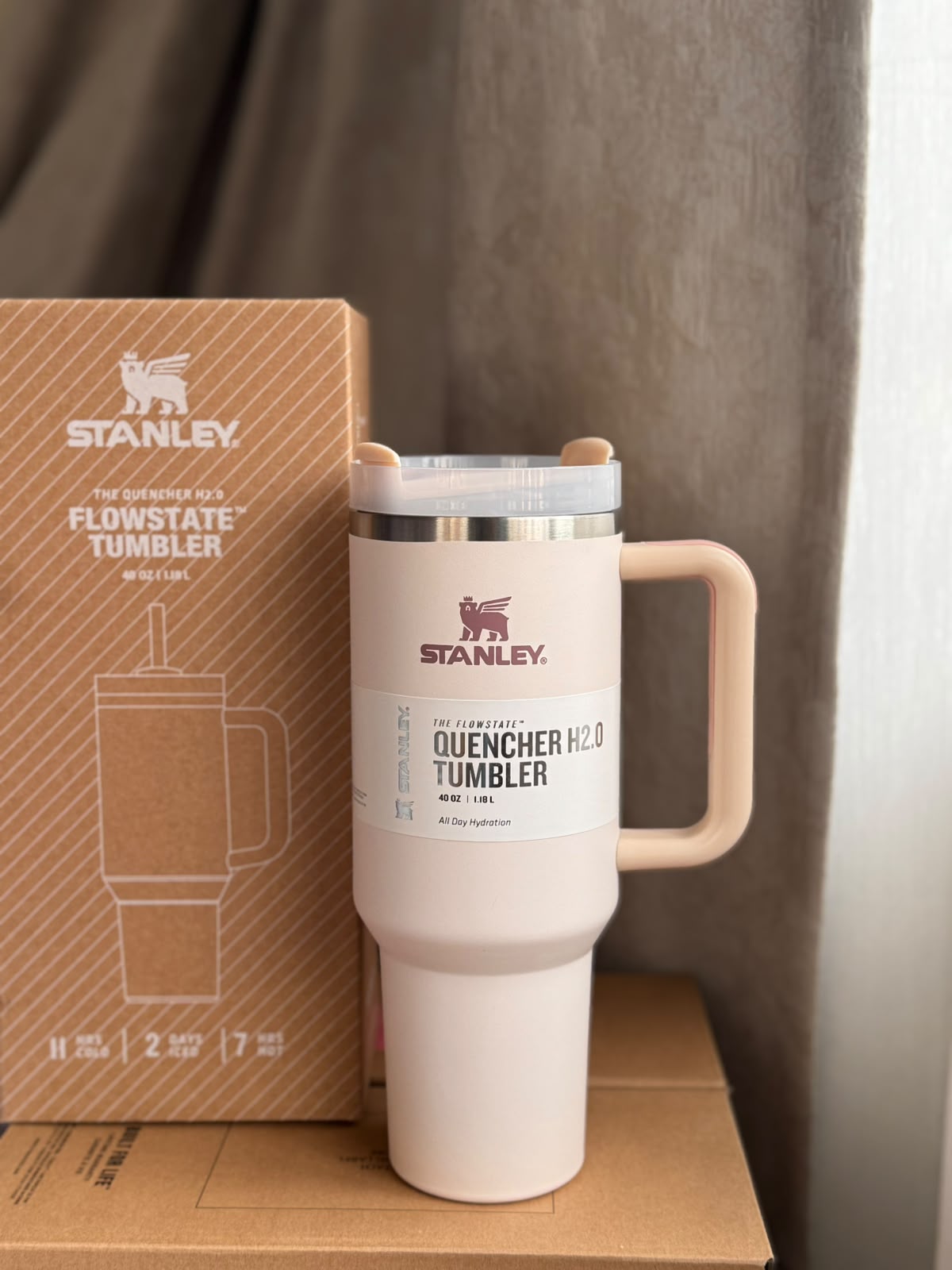 The Stanley Quencher H2.0 FlowState Tumbler rose quartz